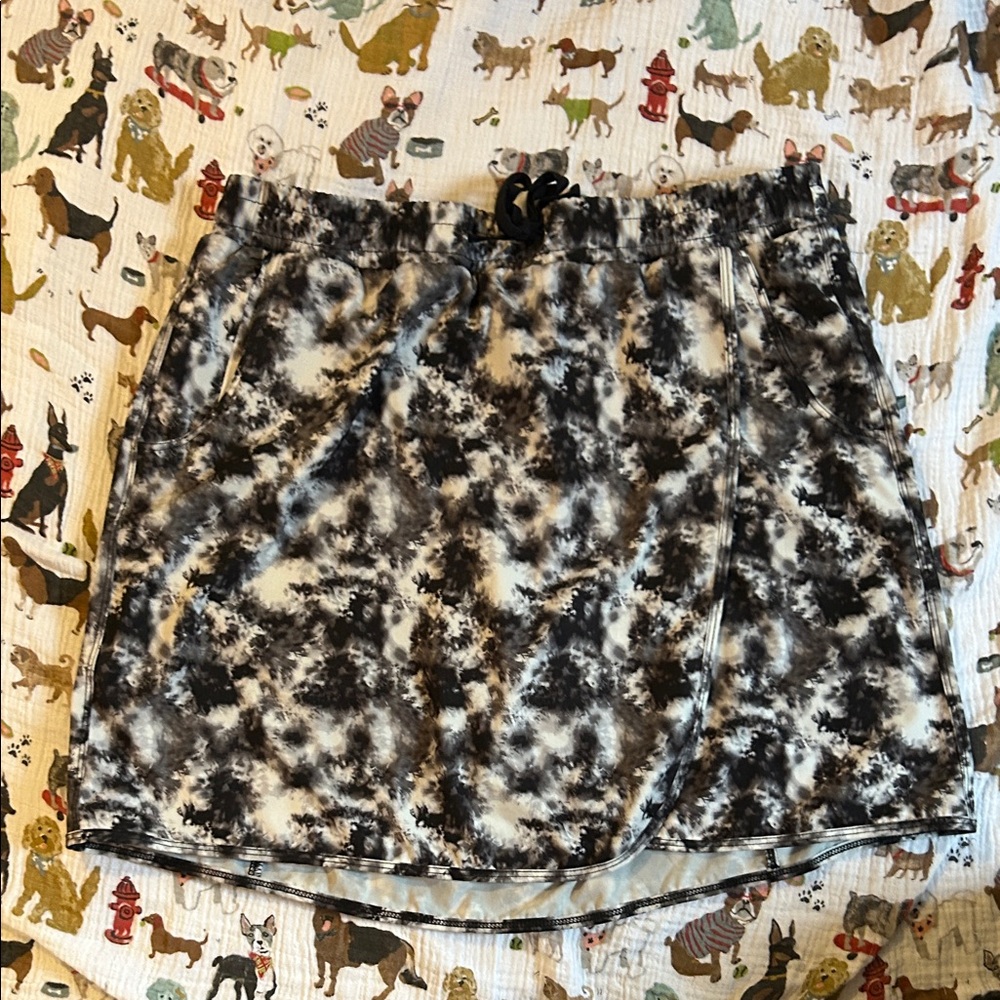 Intro. Monochrome Abstract Skort